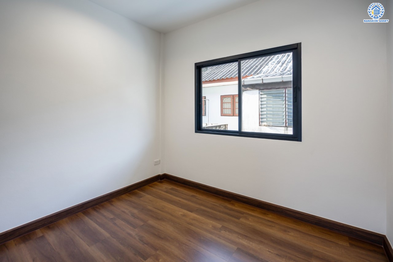 บ้านมือสองตกแต่งใหม่ หน้าโครงการติดรถไฟฟ้า "สถานีไทรม้า"!! ม.ซื่อตรง รัตนาธิเบศร์ ทาวน์เฮ้าส์ หลังใหญ่ เนื้อที่ 26 ตร.ว. ฟังก์ชัน 3 ห้องนอน 2 ห้องน้ำ 1 ที่จอดรถ ทำเลใกล้ เซ็นทรัลรัตนาธิเบศร์ และทางด่วน "งามวงศ์วาน"